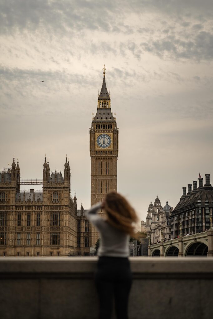 Dziewczyna przed Big Benem w Londynie