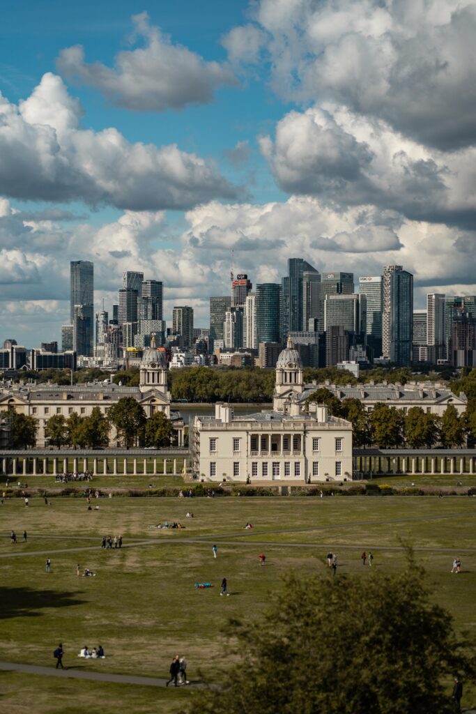 Widok na wieżowce z parku Greenwich w Londynie
