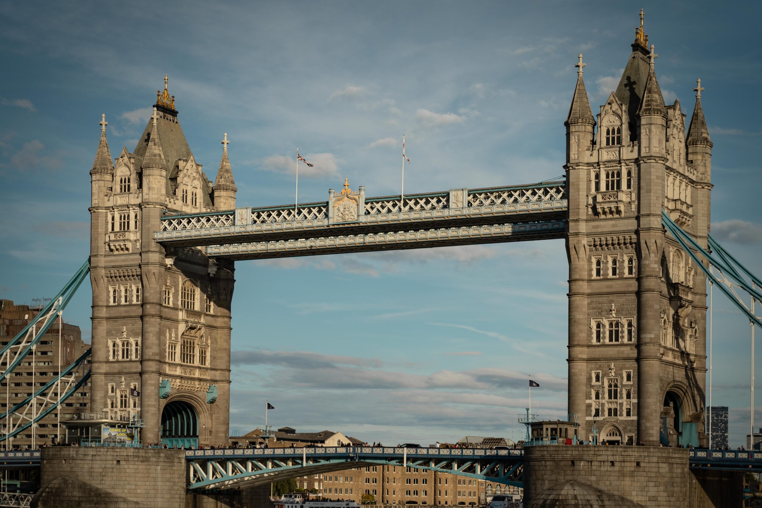 Tower Bridge z bliska w Londynie