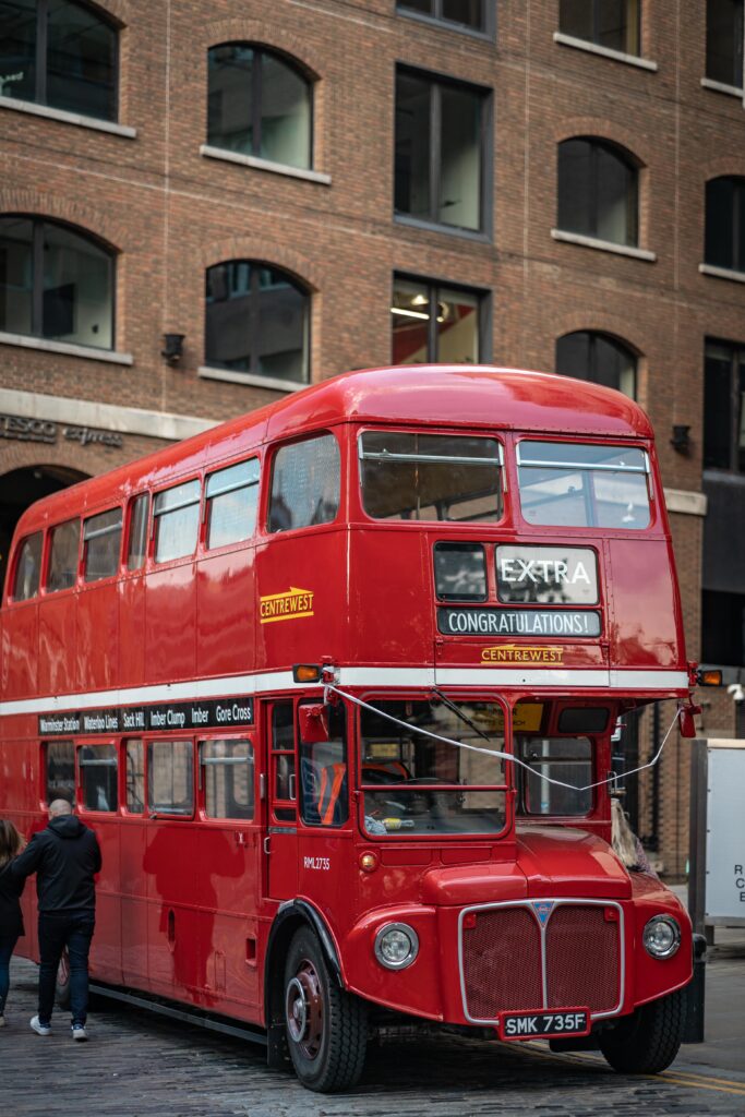 Czerwony tradycyjny autobus w Londynie