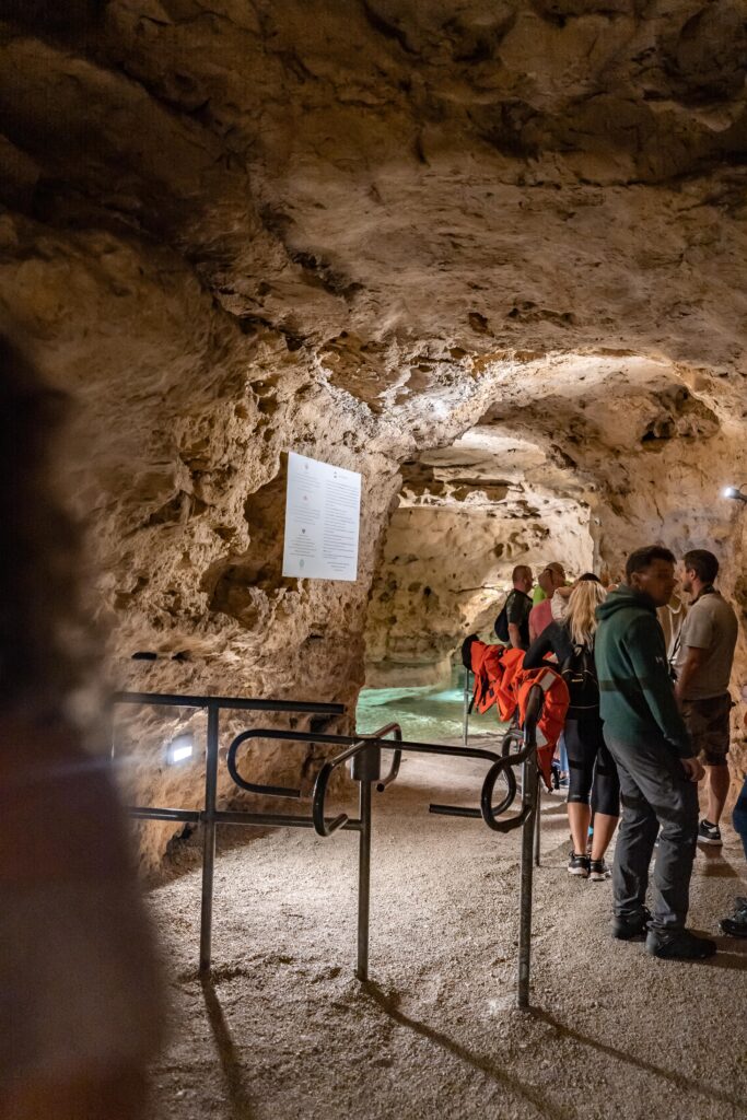 Wejście na łódkę w jaskini nad Balatonem