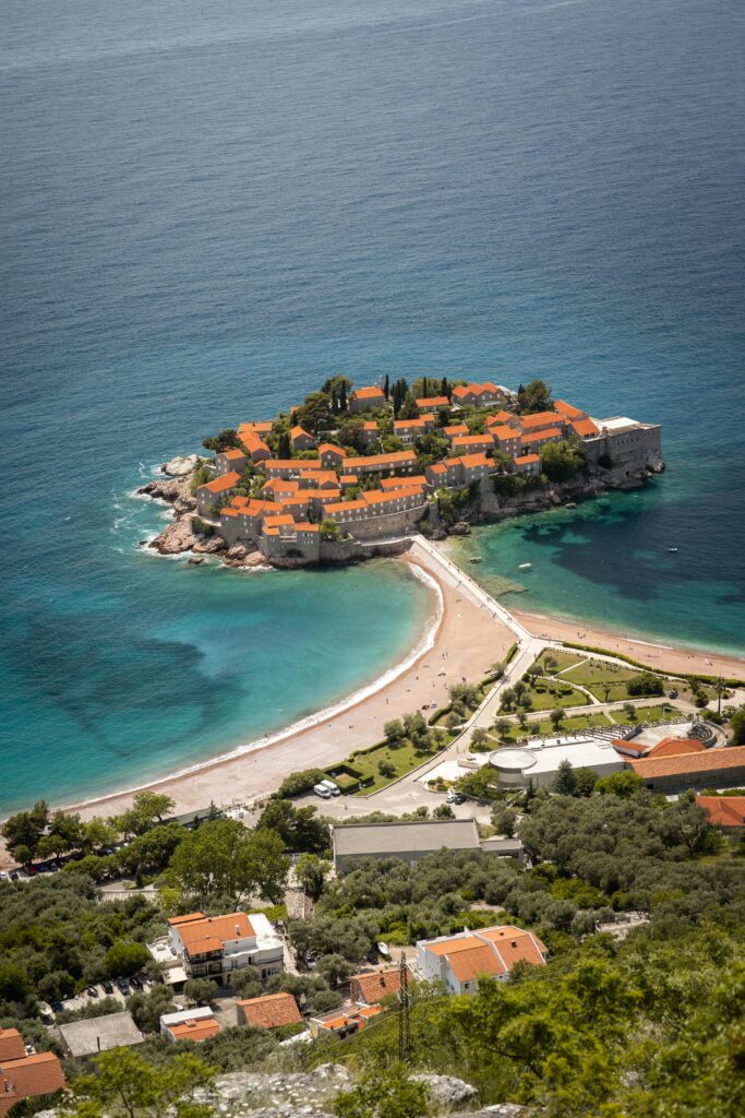 Punkt widokowy na Sveti Stefan w Czarnogórze