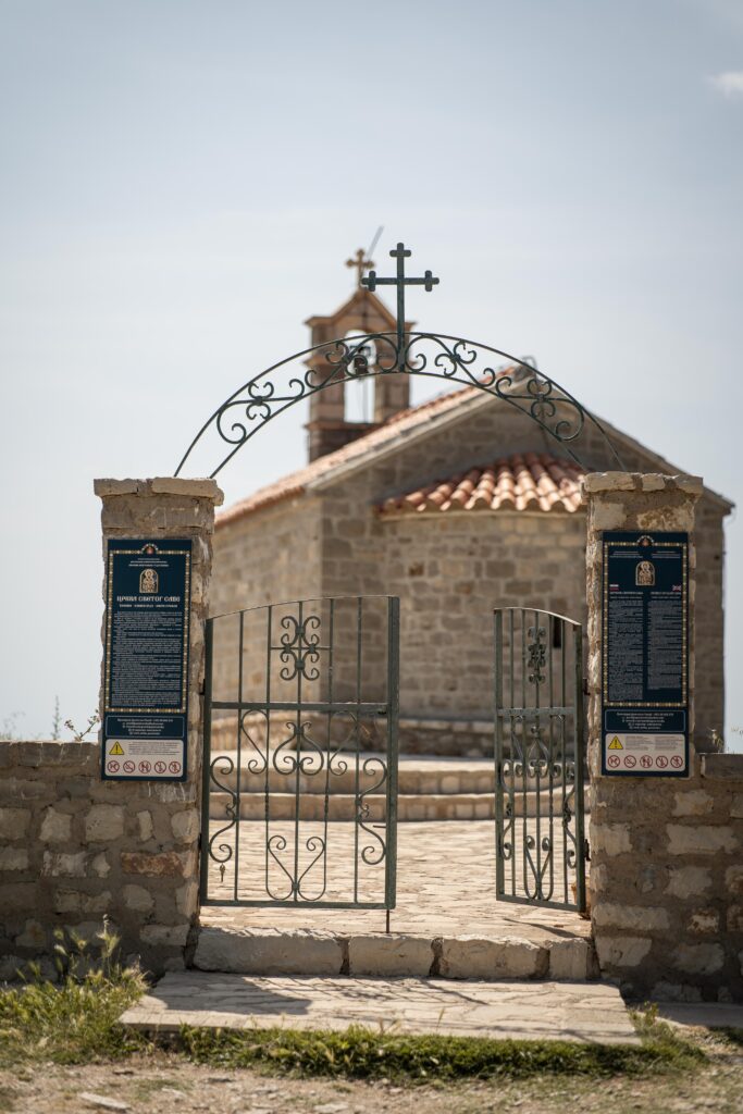 Kościółek z widokiem na Sveti Stefan