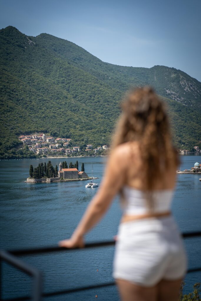 Punkt widokowy na wyspę świętej niedzieli w Perast